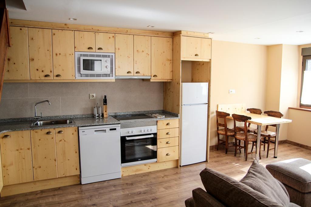 Apartamentos Snoe Mont Romies Salardú Zimmer foto